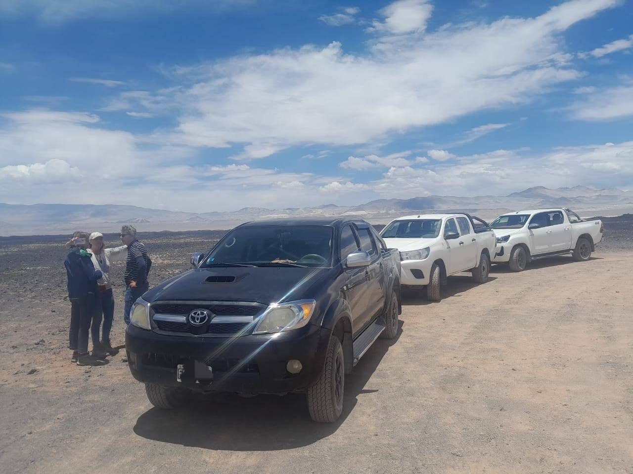 Flavio López guiando una excursión en la Puna