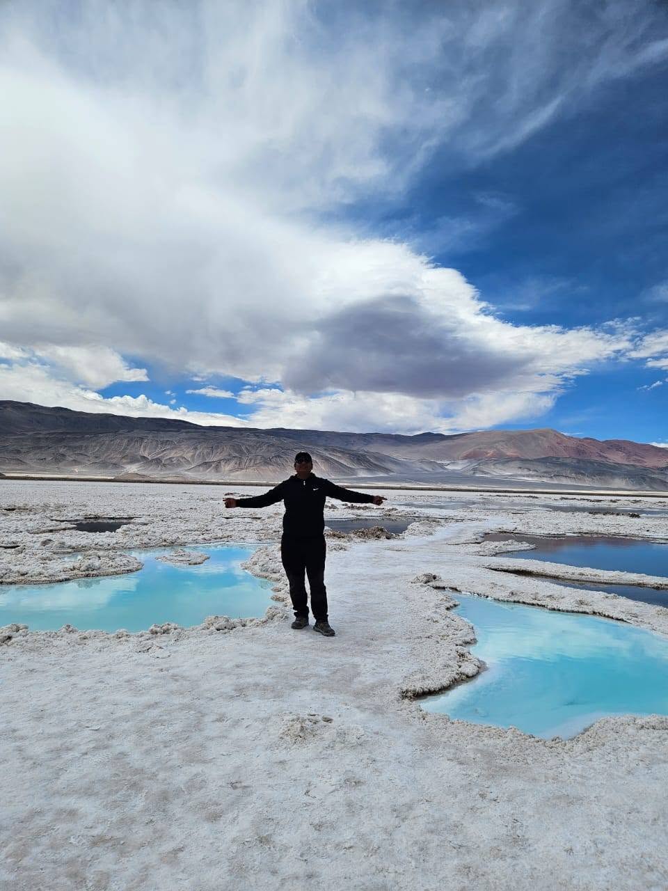 Flavio López junto a un vehículo 4x4