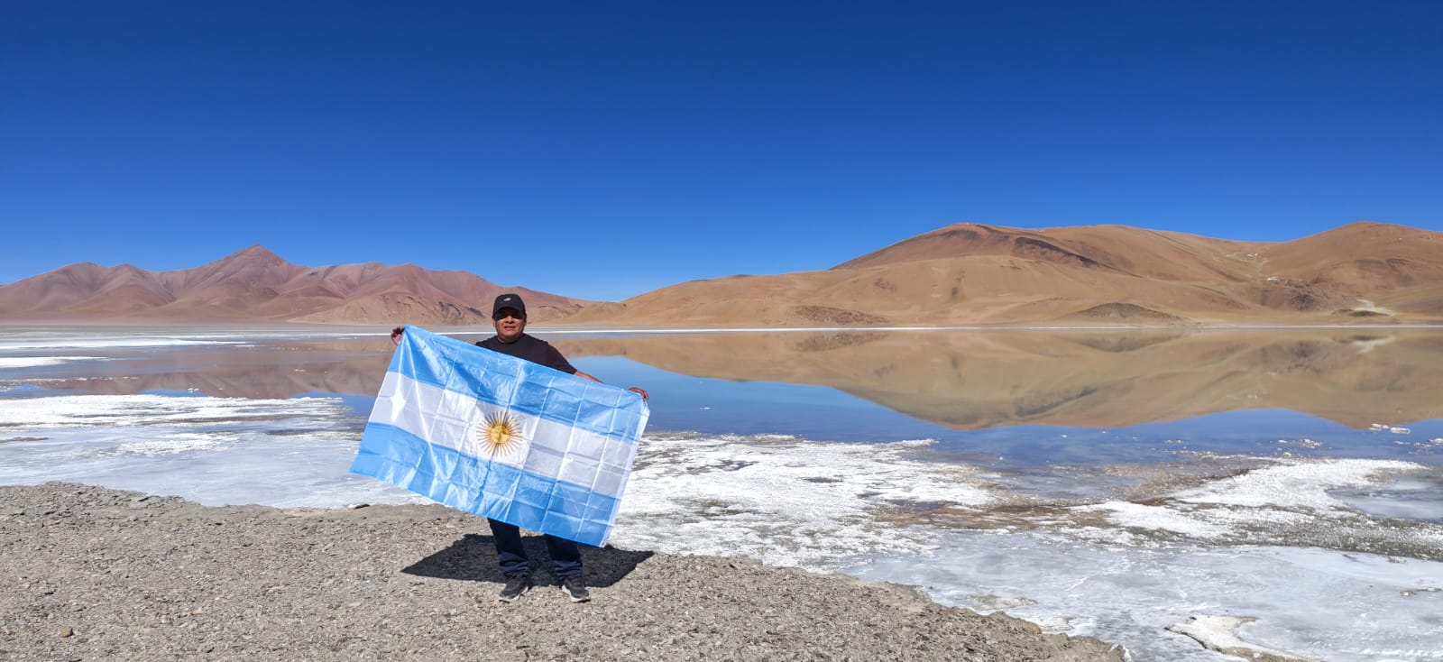 Flavio López explicando la geografía de Catamarca