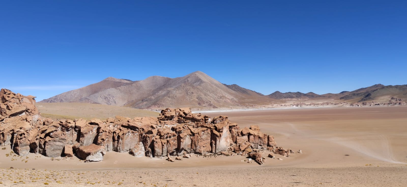 Caldera volcánica y laguna de altura en los Andes