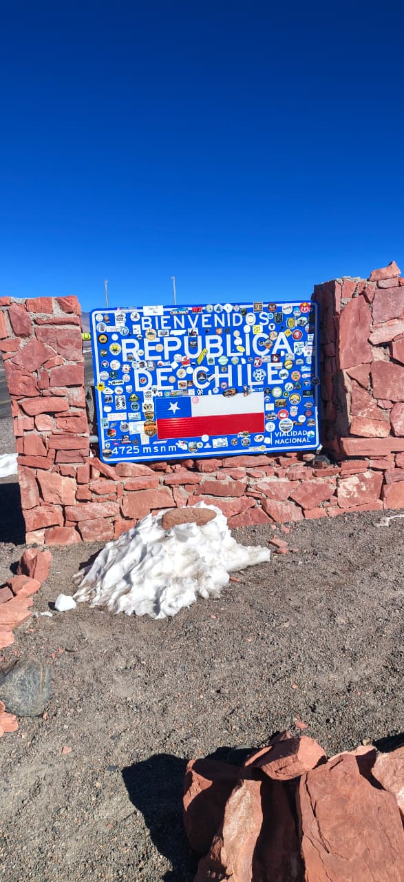 Ruta de alta montaña atravesando la Cordillera de los Andes
