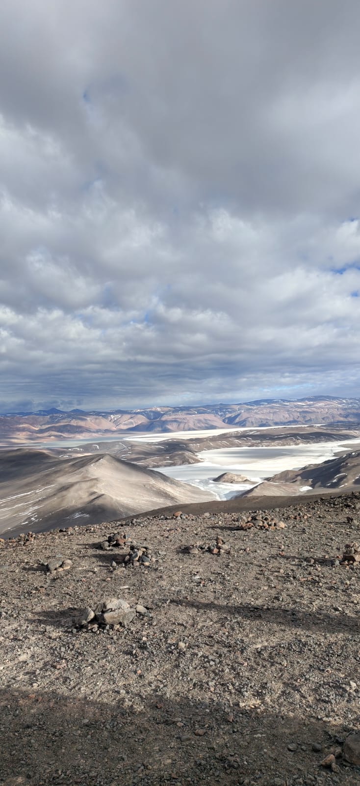 Cordillera de los Andes con cumbres nevadas y terreno volcánico