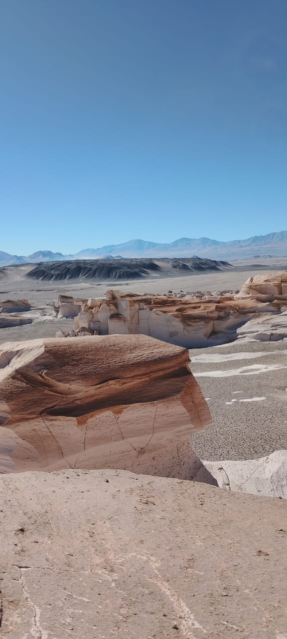 Formaciones geológicas en un desierto de altura